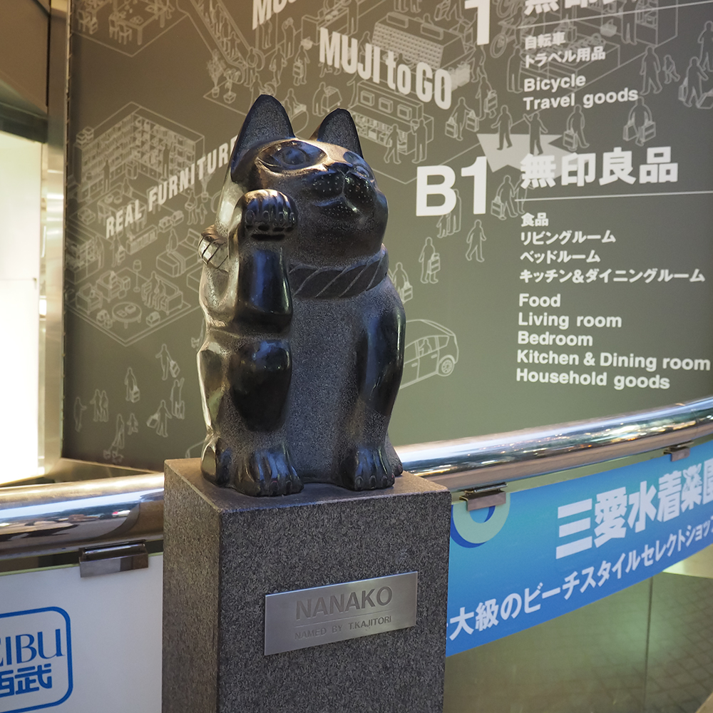 西武渋谷店「モヴィーダ館」（SEIBUMovida)のNANAKO（招き猫のオブジェ）