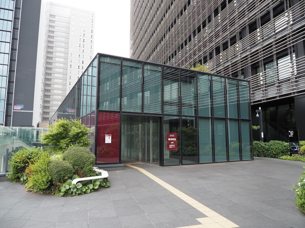 大崎駅前・蔦屋書店跡地を「無印良品」がアップデート。ガラス建築と一体化する店舗観察