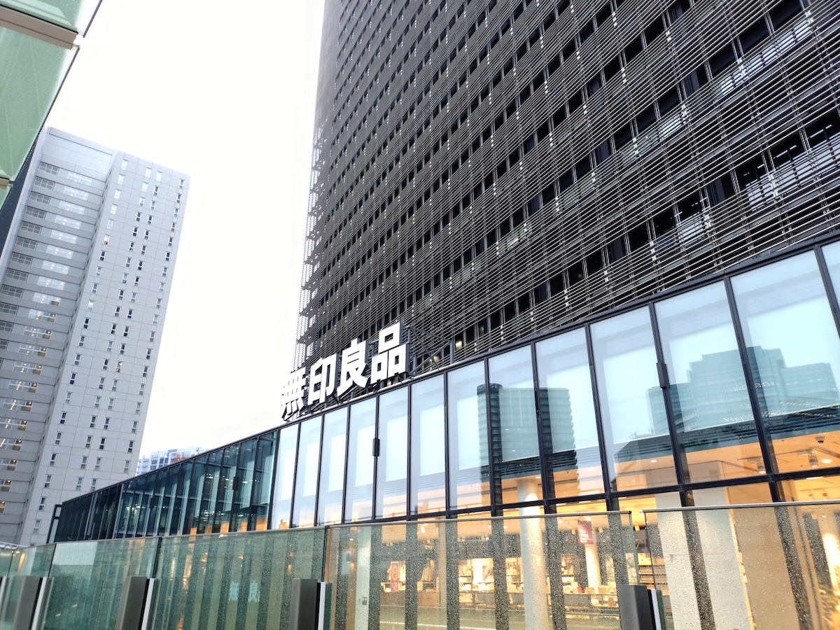 大崎駅前・蔦屋書店跡地を「無印良品」がアップデート。ガラス建築と一体化する店舗観察