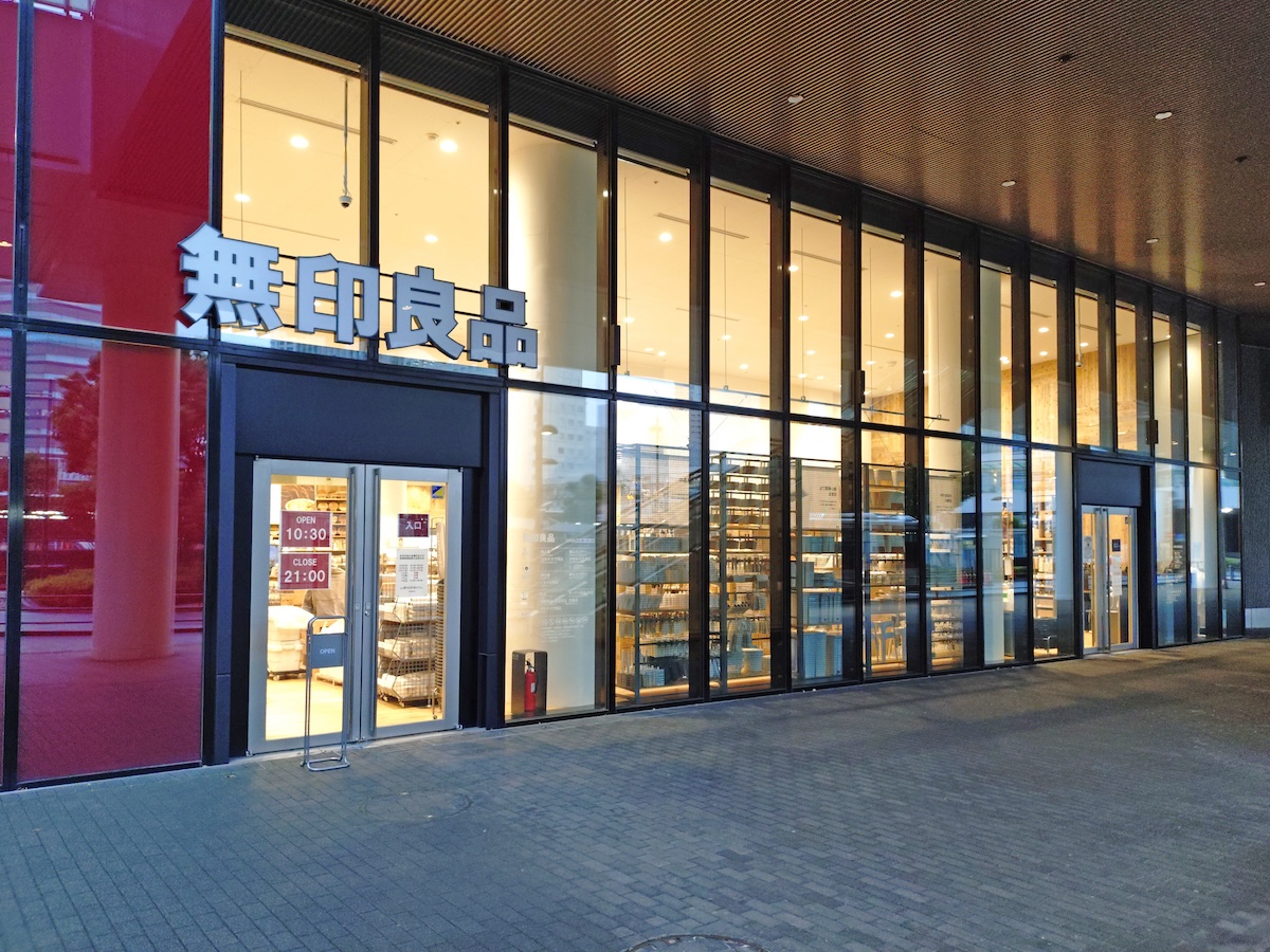 大崎駅前・蔦屋書店跡地を「無印良品」がアップデート。ガラス建築と一体化する店舗観察