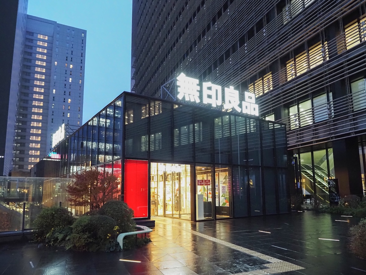 大崎駅前・蔦屋書店跡地を「無印良品」がアップデート。ガラス建築と一体化する店舗観察