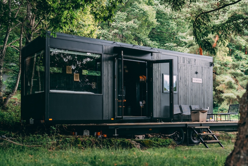 建築規制を突破するトレーラー型キャビン｜国立公園で最短6ヶ月開業を可能にする「動かせるホテル」とは