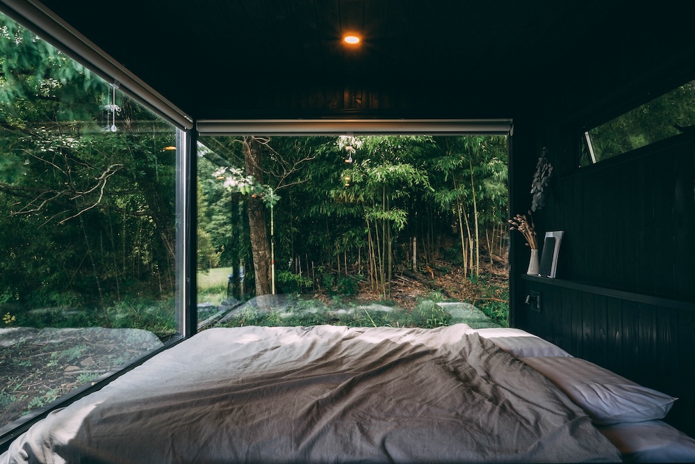 建築規制を突破するトレーラー型キャビン｜国立公園で最短6ヶ月開業を可能にする「動かせるホテル」とは