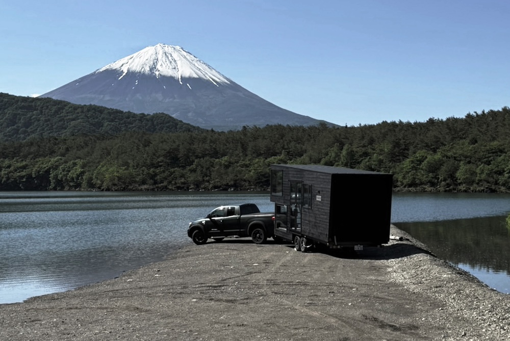 建築規制を突破するトレーラー型キャビン｜国立公園で最短6ヶ月開業を可能にする「動かせるホテル」とは