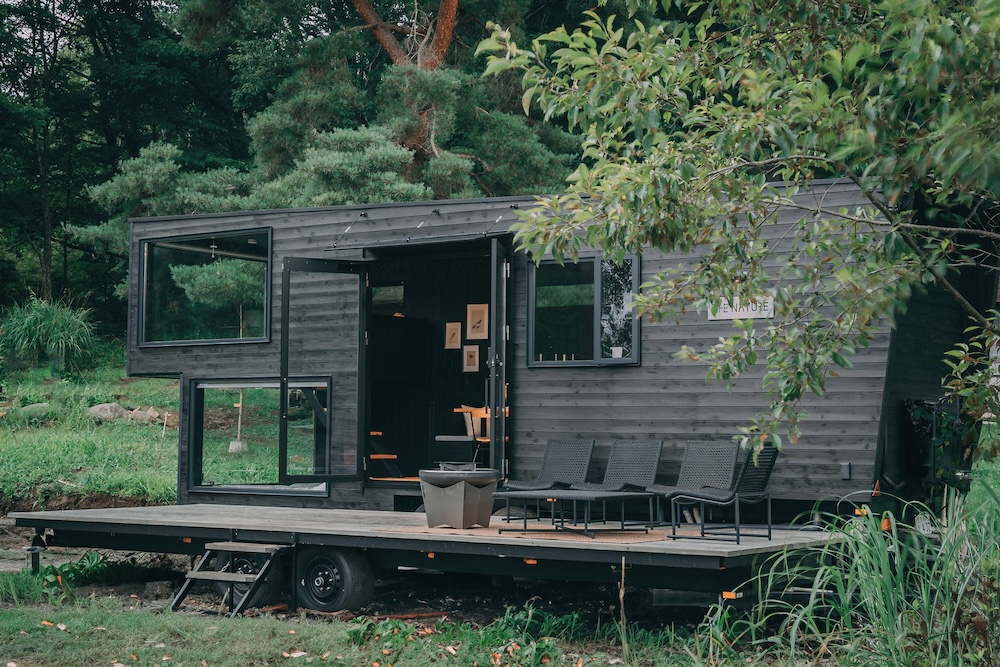 建築規制を突破するトレーラー型キャビン｜国立公園で最短6ヶ月開業を可能にする「動かせるホテル」とは