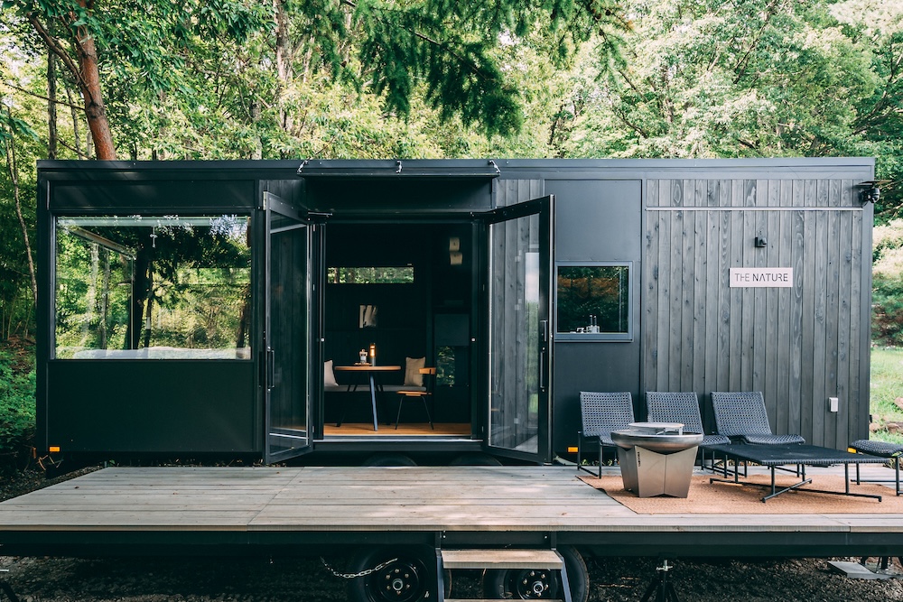 建築規制を突破するトレーラー型キャビン｜国立公園で最短6ヶ月開業を可能にする「動かせるホテル」とは