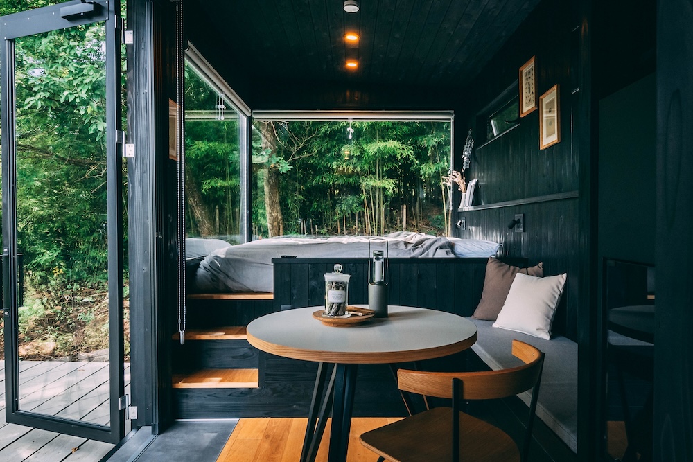 建築規制を突破するトレーラー型キャビン｜国立公園で最短6ヶ月開業を可能にする「動かせるホテル」とは