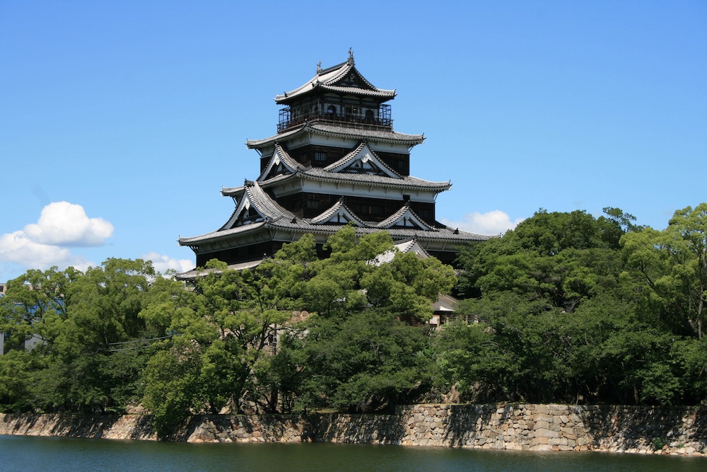 戦後RC造から伝統木造へ。広島城天守閣の閉城と、歴史的建造物を次世代へつなぐ建築技術